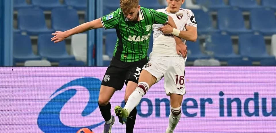 Игроки Torino и Sassuolo в борьбе за мяч