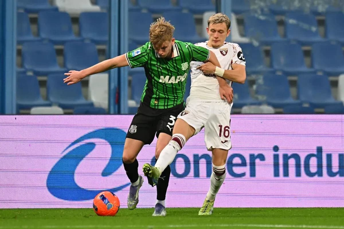 Игроки Torino и Sassuolo в борьбе за мяч