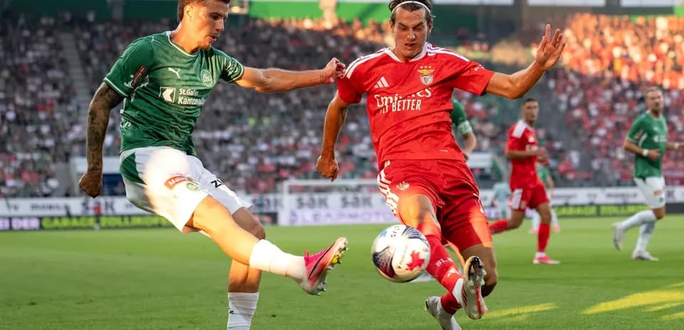Игроки Benfica и FC St. Gallen на поле