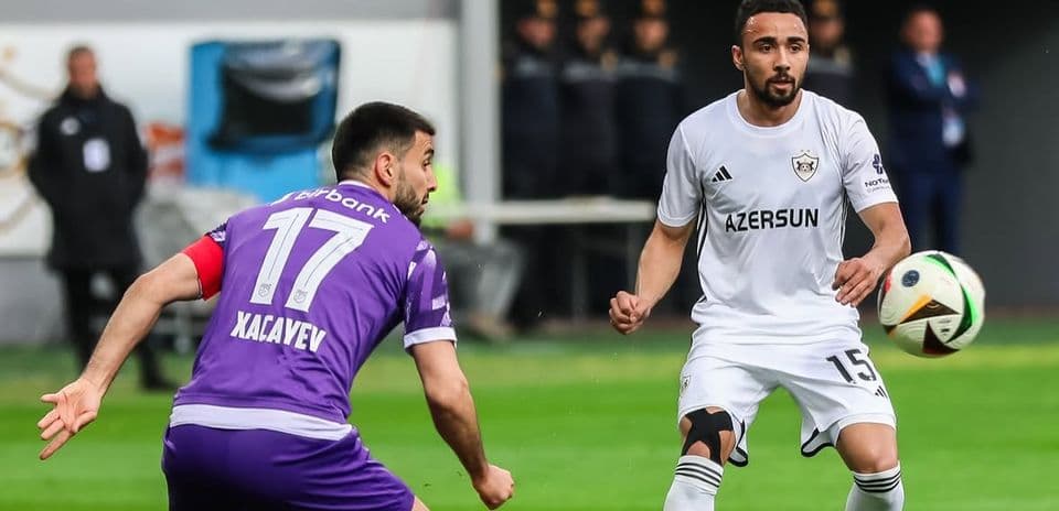 Игроки Sumqayıt и Qarabağ на поле