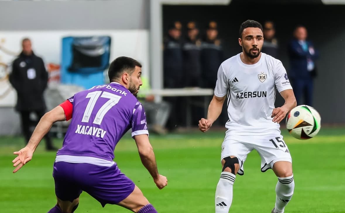 Игроки Sumqayıt и Qarabağ на поле