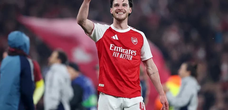 Игрок Arsenal радуется после матча на стадионе