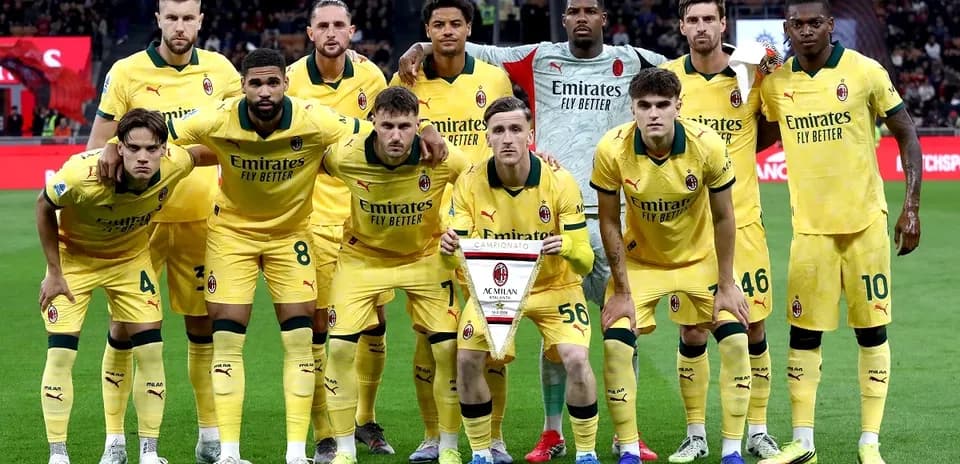 Команда AC Milan на поле перед матчем