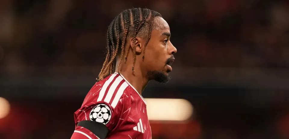 Игрок в красной форме с капитанской повязкой