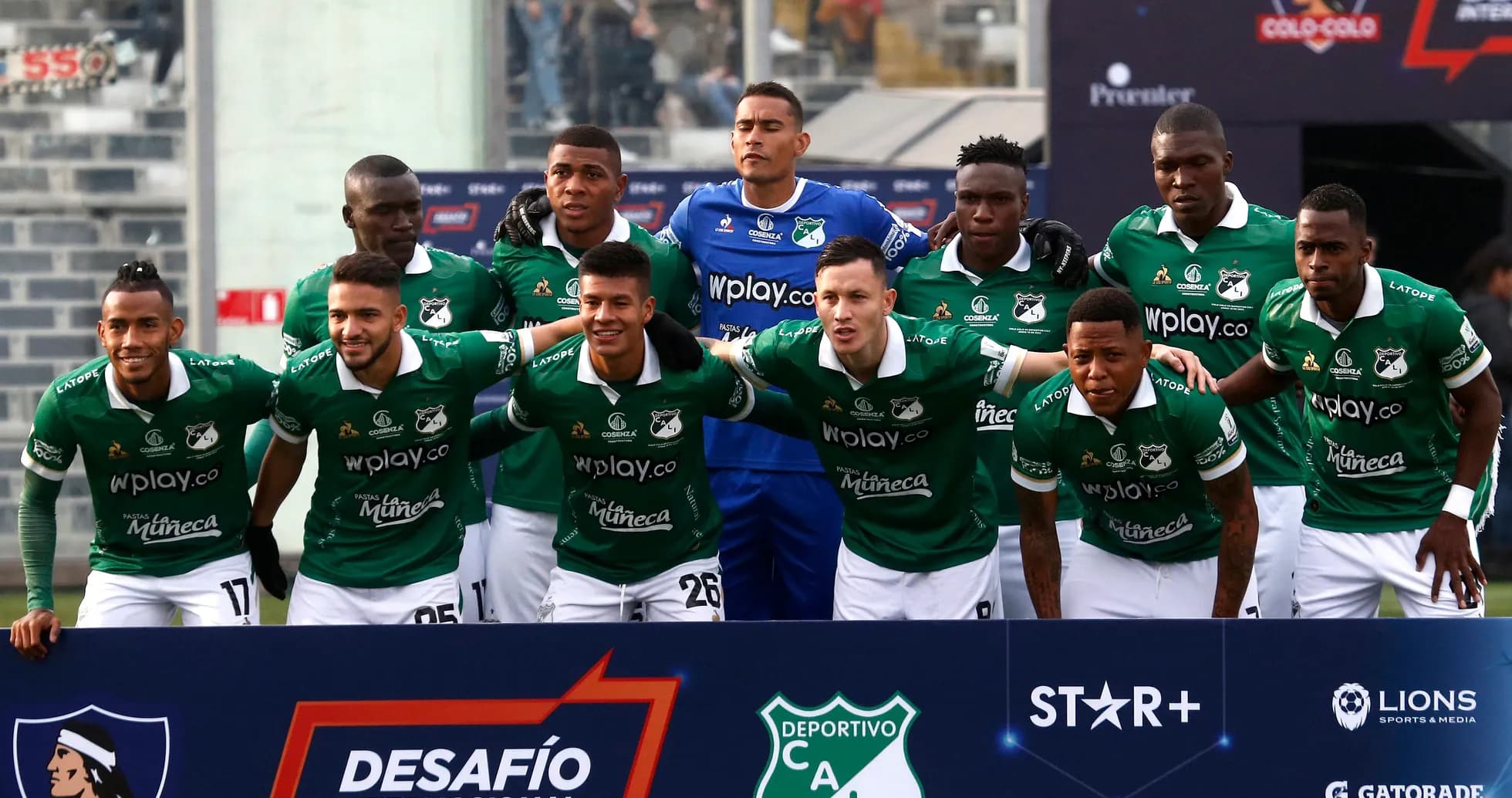 Команда Deportivo Cali позирует на фотографию перед матчем