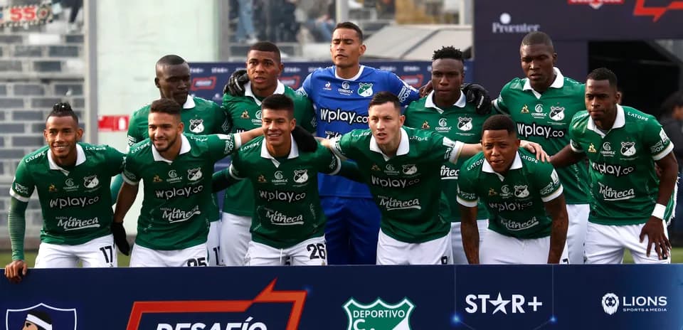 Команда Deportivo Cali позирует на фотографию перед матчем