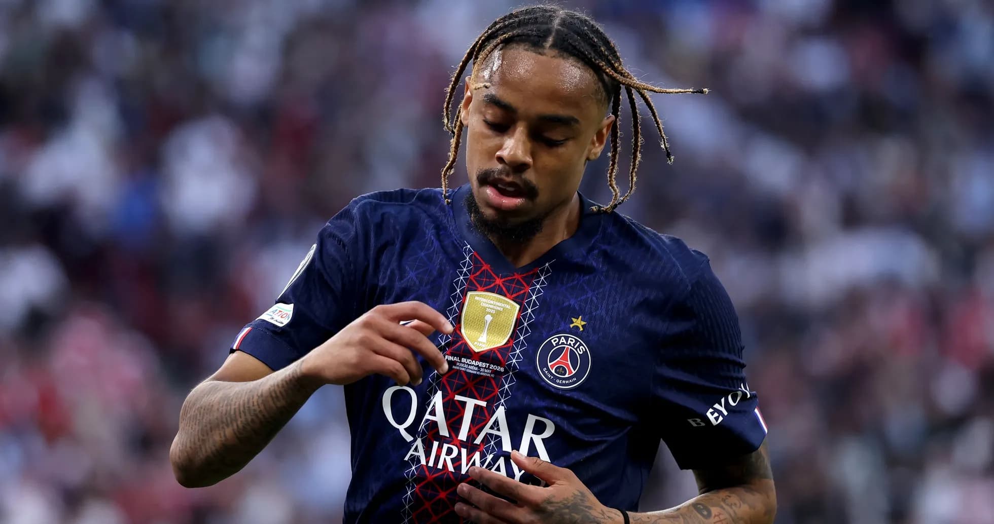 Игрок PSG с медалью на форме во время матча