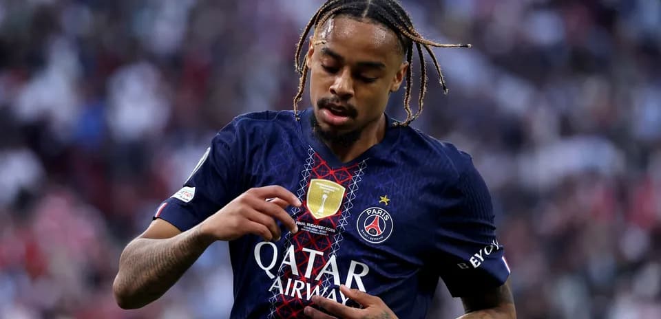 Игрок PSG с медалью на форме во время матча