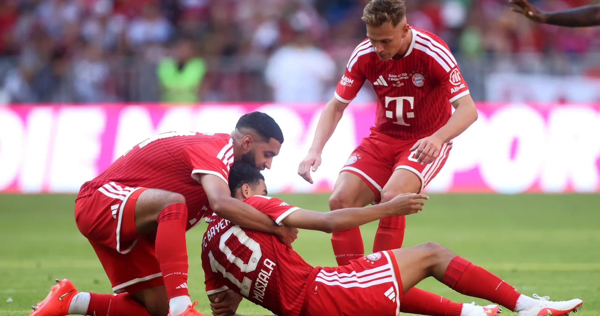 Игроки Bayern Munich помогают товарищу по команде