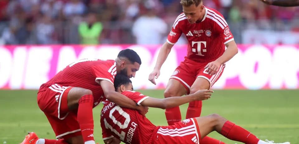 Игроки Bayern Munich помогают товарищу по команде