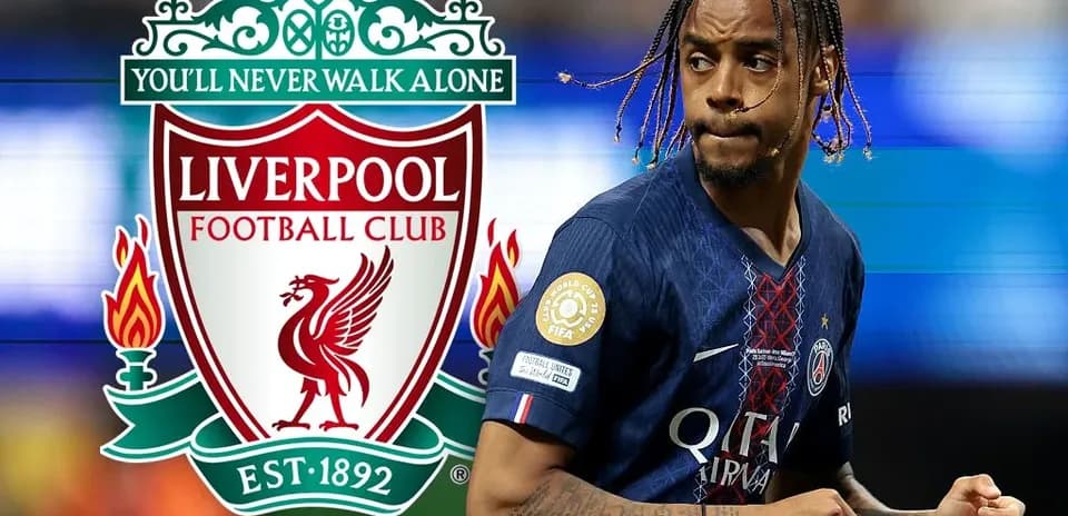 Игрок PSG на фоне логотипа Liverpool FC
