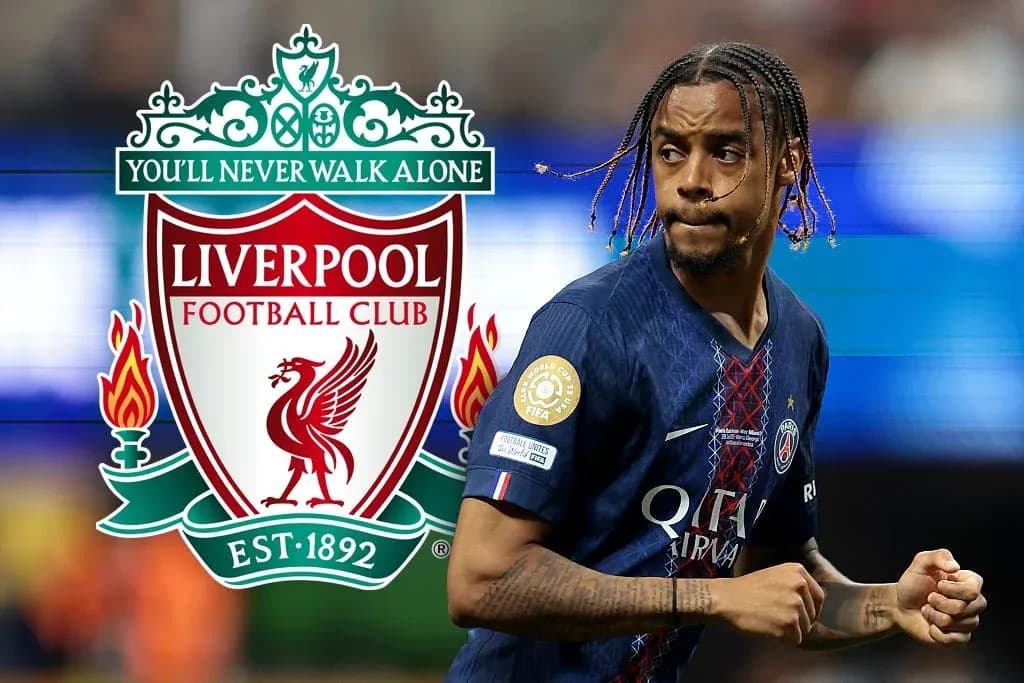 Игрок PSG на фоне логотипа Liverpool FC