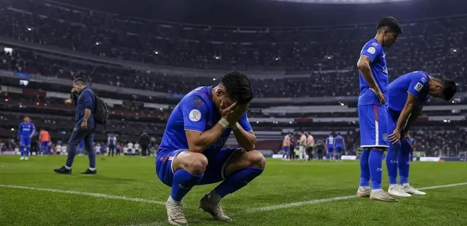Игроки команды на поле после матча в разочаровании