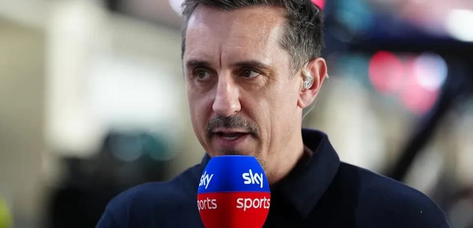 Специалист комментирует матч с микрофоном Sky Sports
