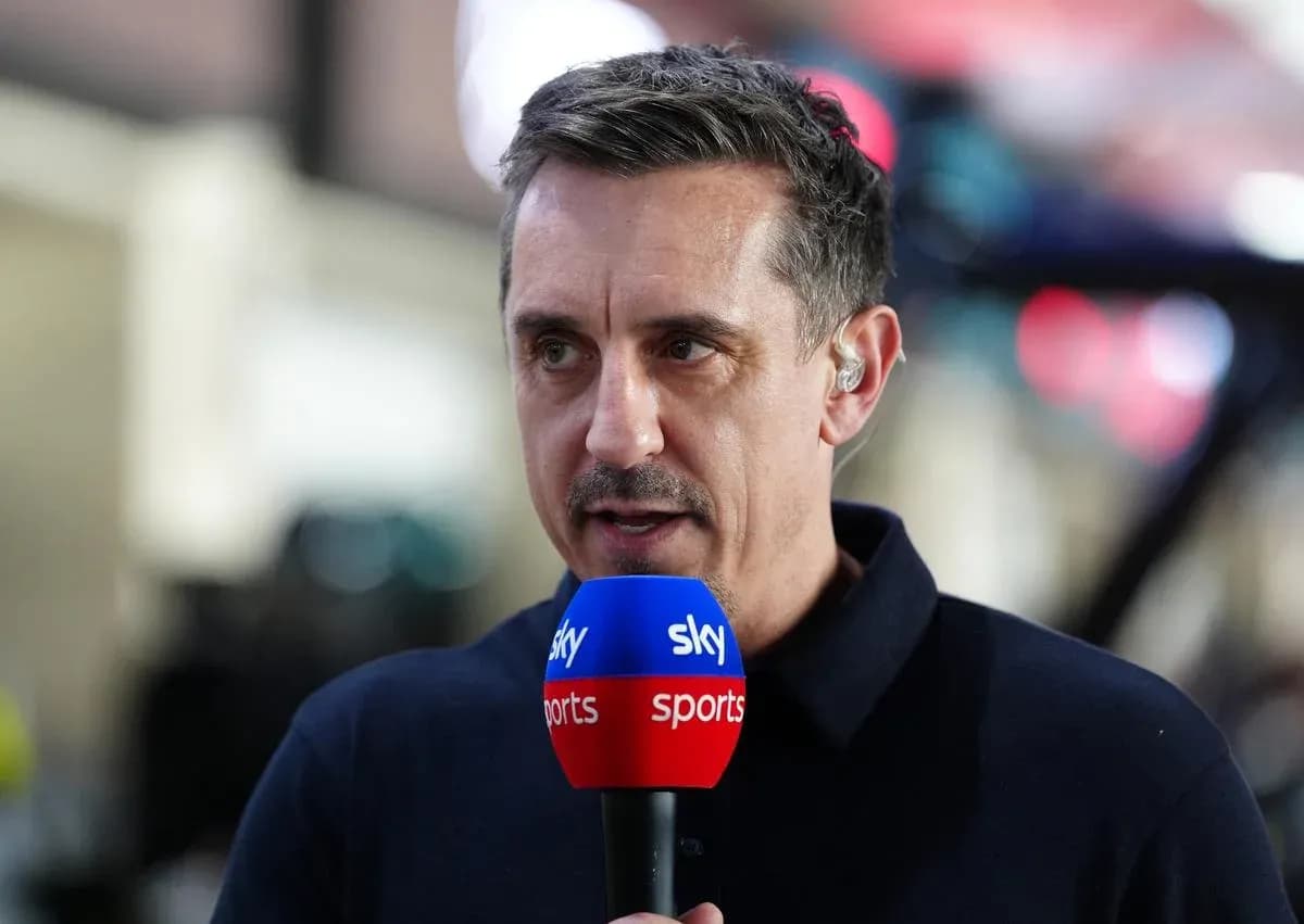 Специалист комментирует матч с микрофоном Sky Sports