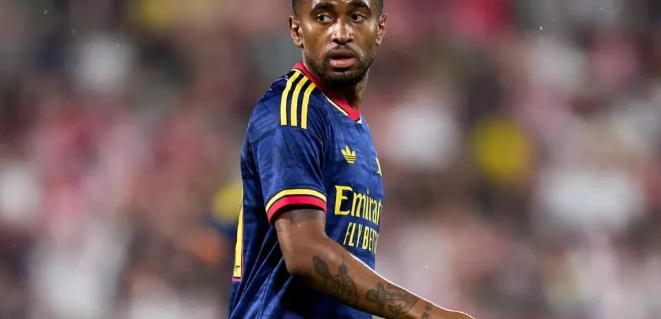 Игрок команды Arsenal на поле во время матча