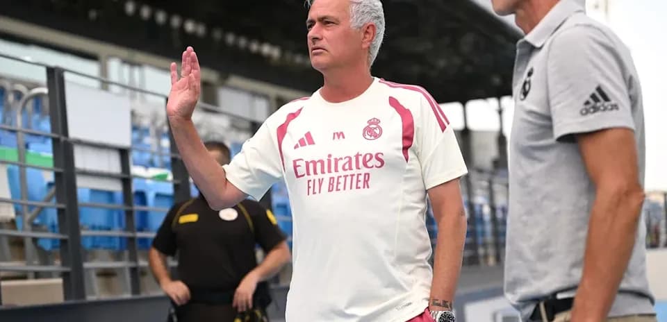 Тренер Real Madrid общается с помощником на поле