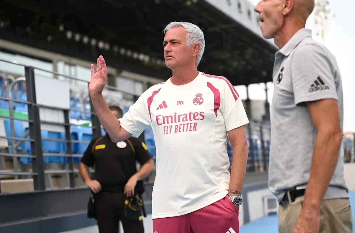 Тренер Real Madrid общается с помощником на поле