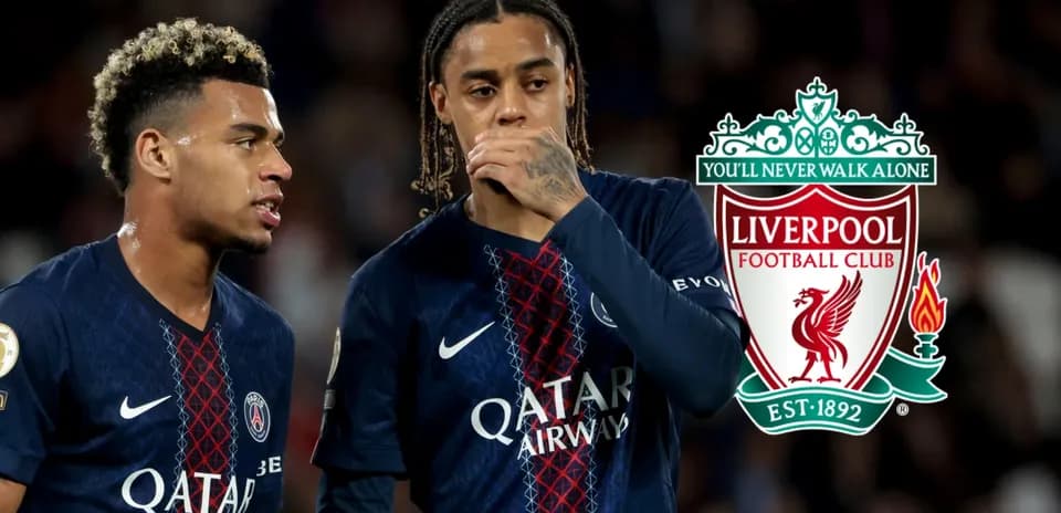 Игроки PSG обсуждают тактику на поле