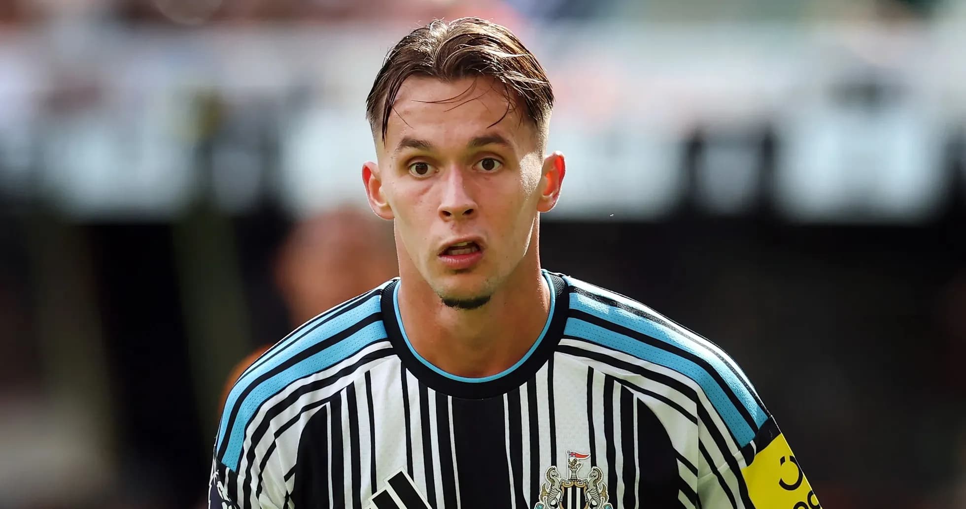 Игрок Newcastle United на поле во время матча