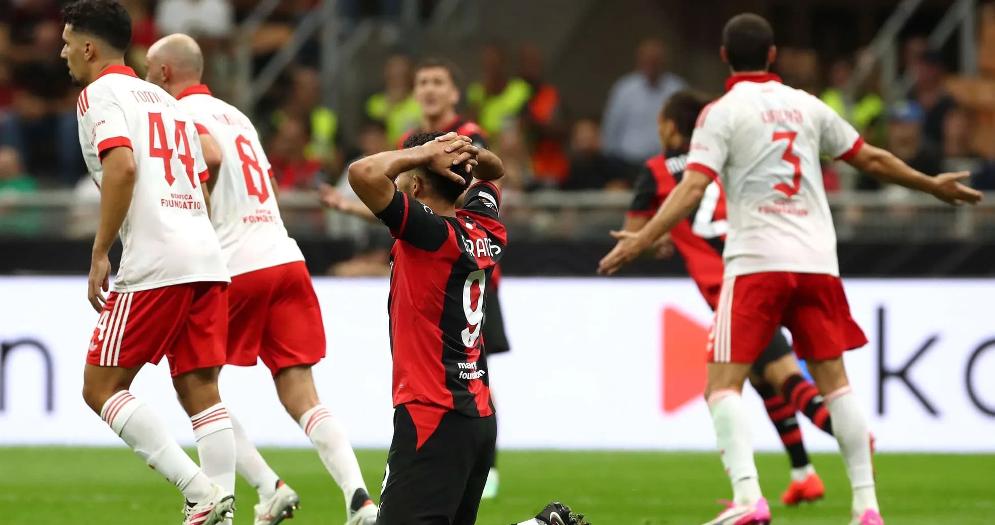 Игроки AC Milan и Benfica на поле
