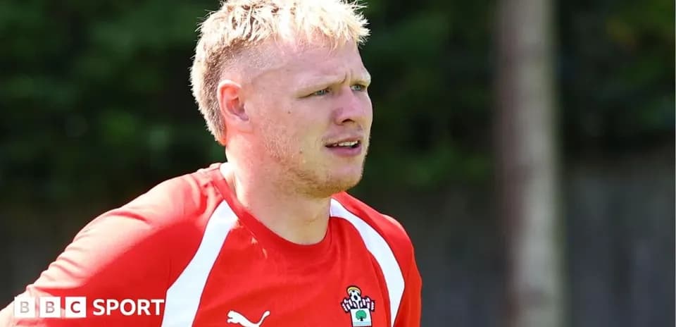 Игрок в тренировочной форме Southampton FC на поле