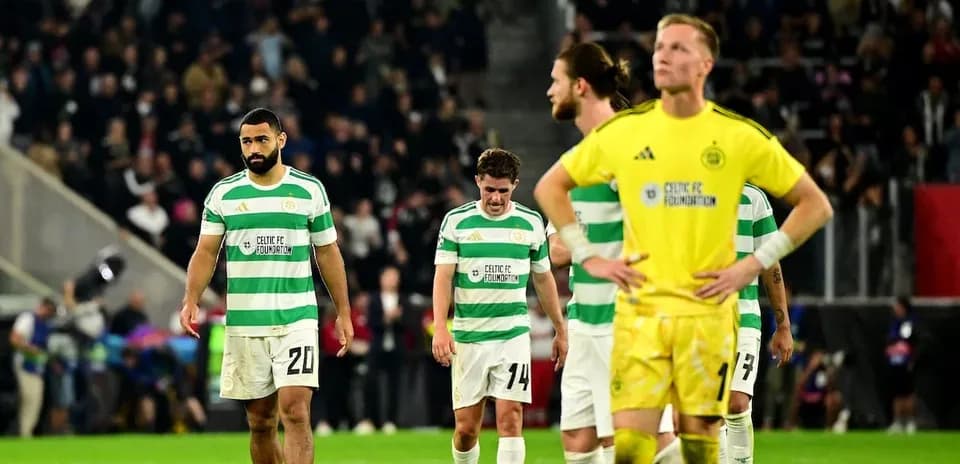 Игроки Celtic FC покидают поле после матча