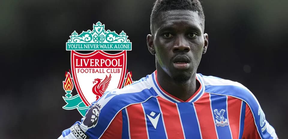 Игрок Crystal Palace на фоне логотипа Liverpool