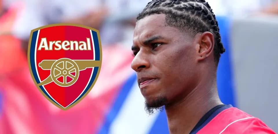 Игрок Arsenal на фоне клубного логотипа