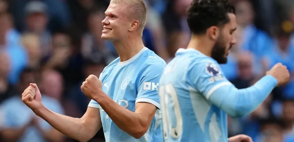 Игроки Manchester City празднуют гол на поле
