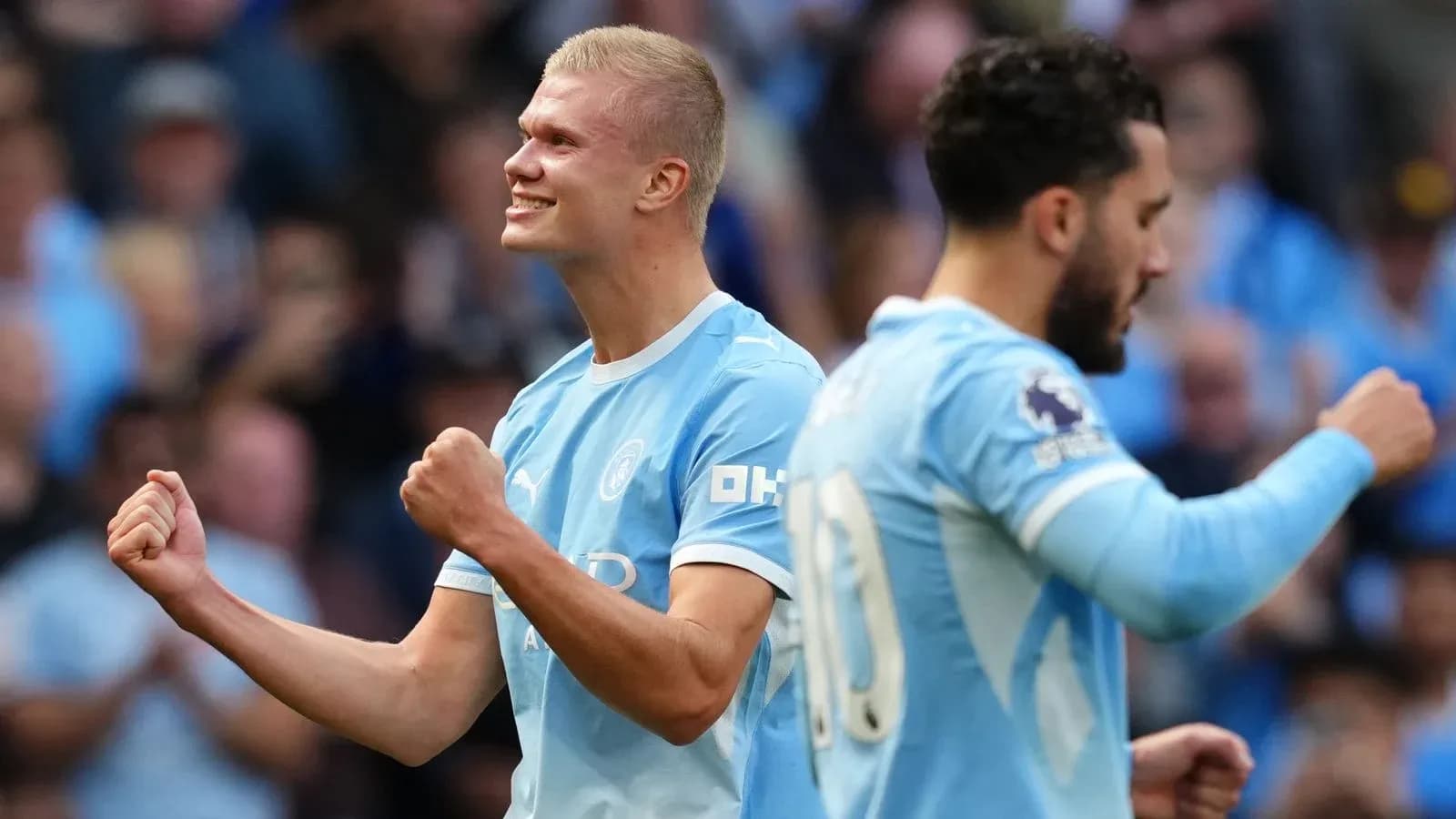 Игроки Manchester City празднуют гол на поле