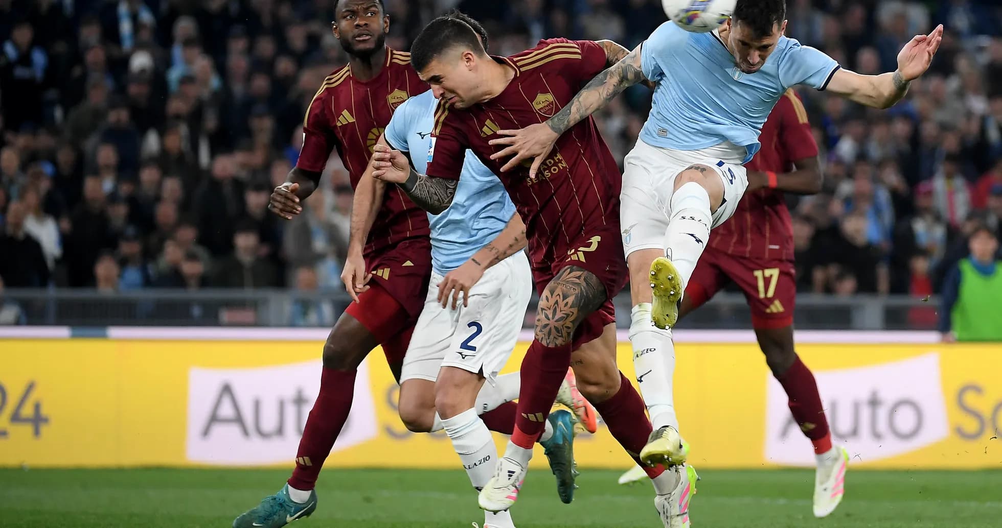 Игроки AS Roma и Lazio в борьбе за мяч