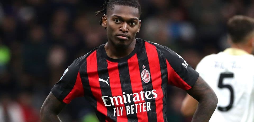 Игрок в красно-черной форме AC Milan на поле