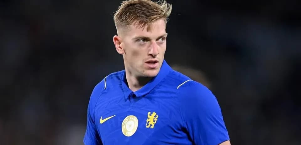 Игрок в синей форме Chelsea на поле