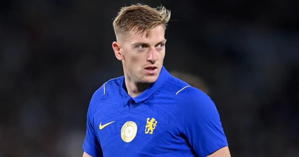 Игрок в синей форме Chelsea на поле