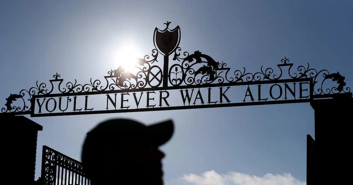 Знак 'YOU'LL NEVER WALK ALONE' на стадионе