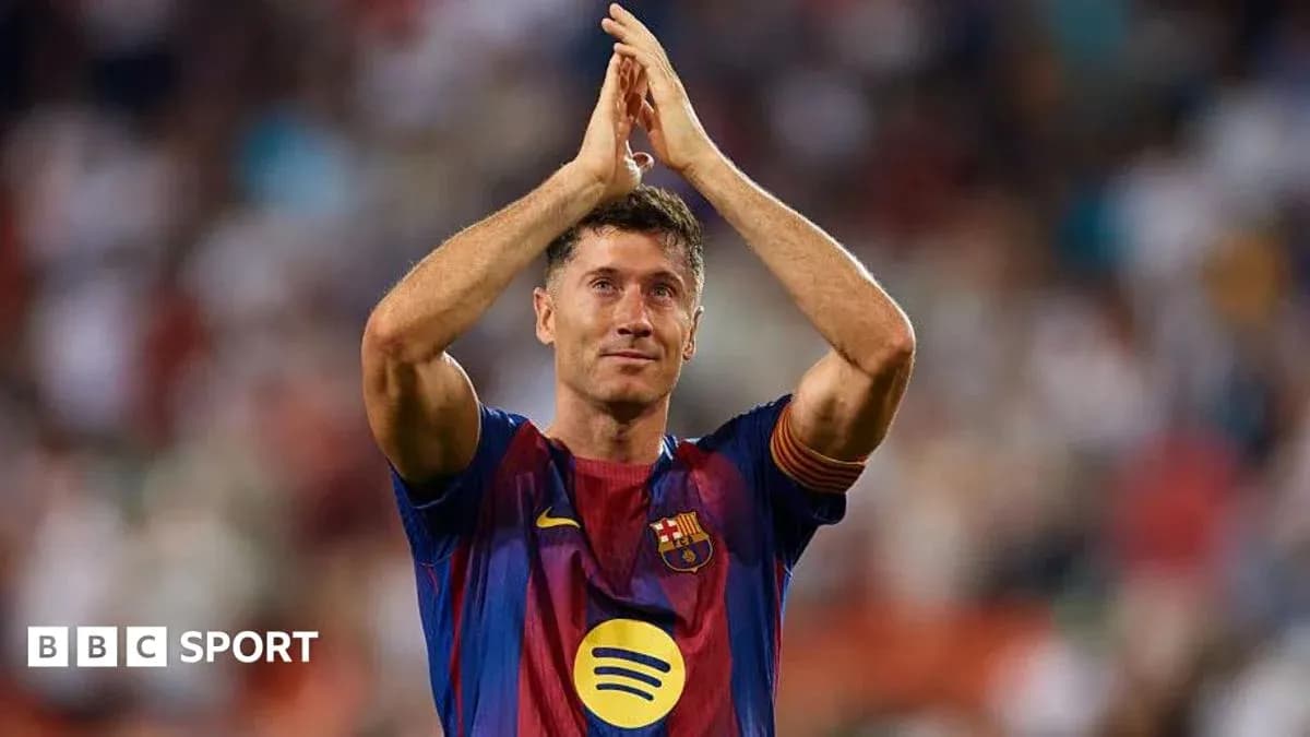 Игрок Барселоны аплодирует зрителям на стадионе