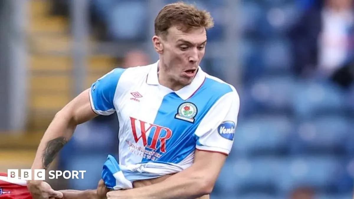Игрок в футболке Blackburn Rovers на поле