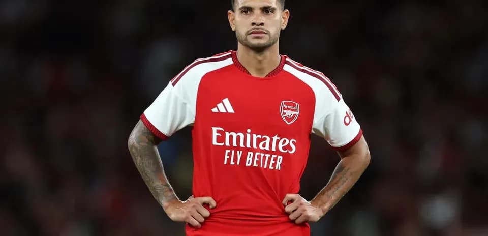 Игрок Arsenal в красной форме на поле