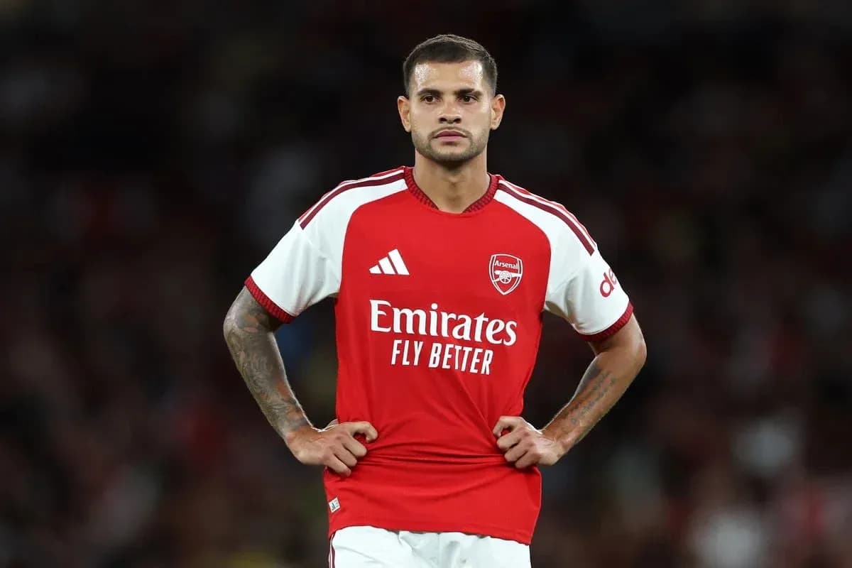 Игрок Arsenal в красной форме на поле