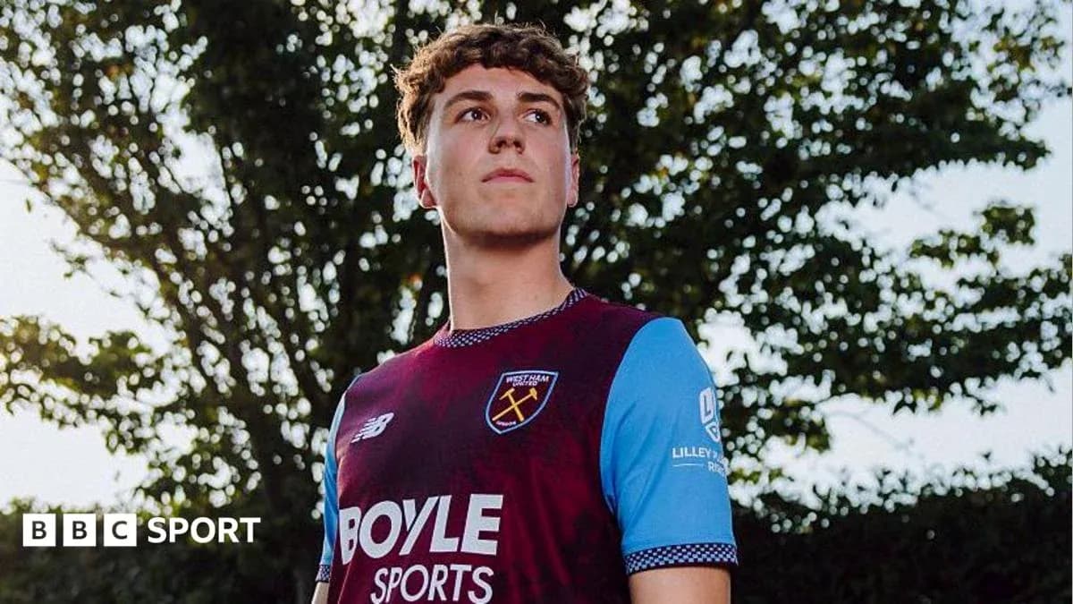 Игрок в форме West Ham United на фоне деревьев