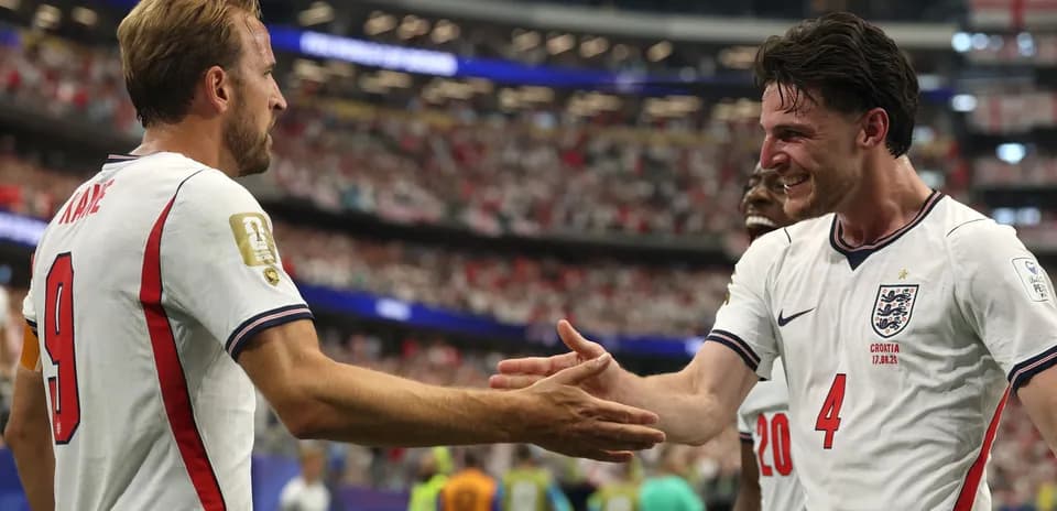 Игроки Англии празднуют после гола в матче