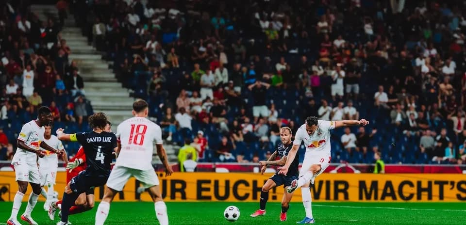 Игроки Red Bull Salzburg в атаке на ворота