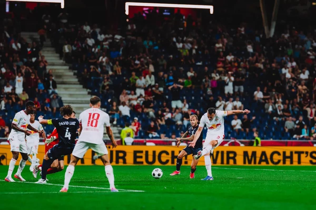 Игроки Red Bull Salzburg в атаке на ворота