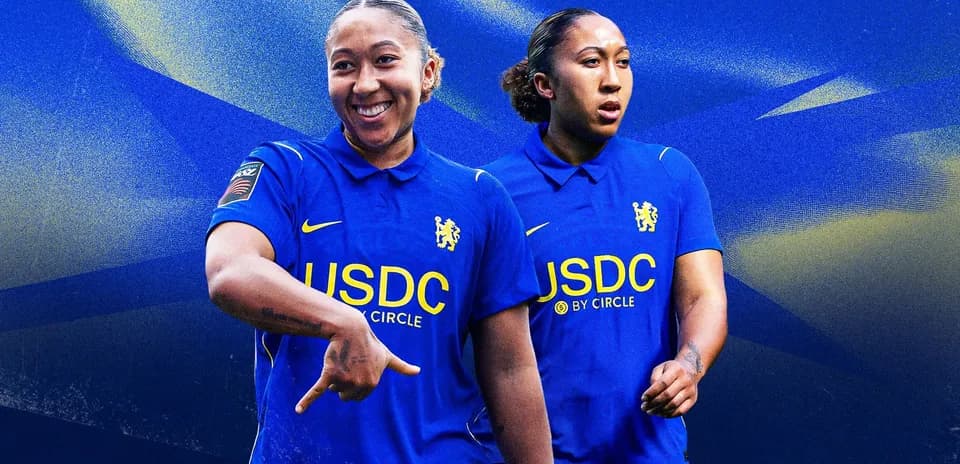 Игрок в синей футболке Chelsea на фоне
