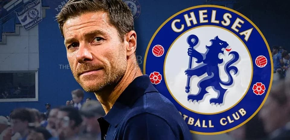 Человек на фоне логотипа Chelsea FC