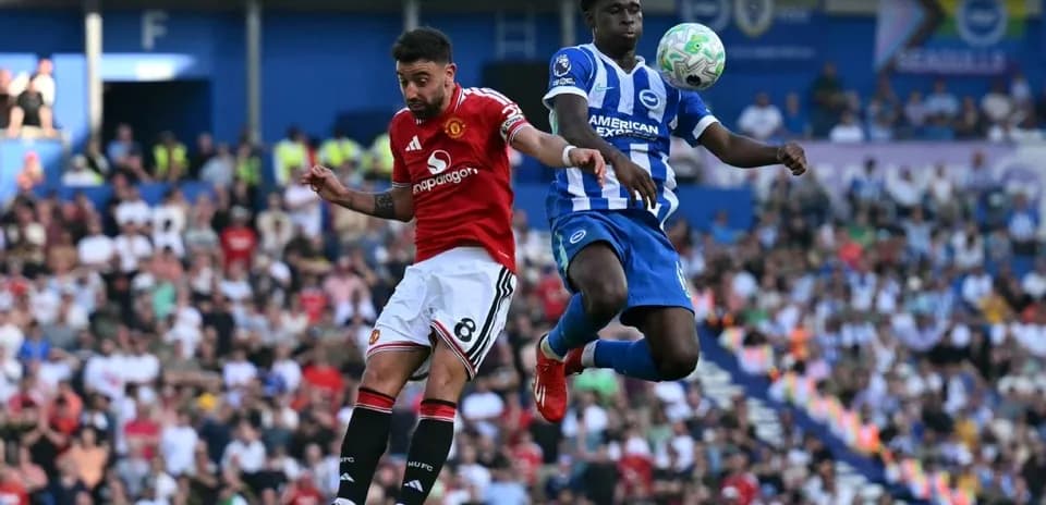 Игроки Manchester United и Brighton в борьбе за мяч