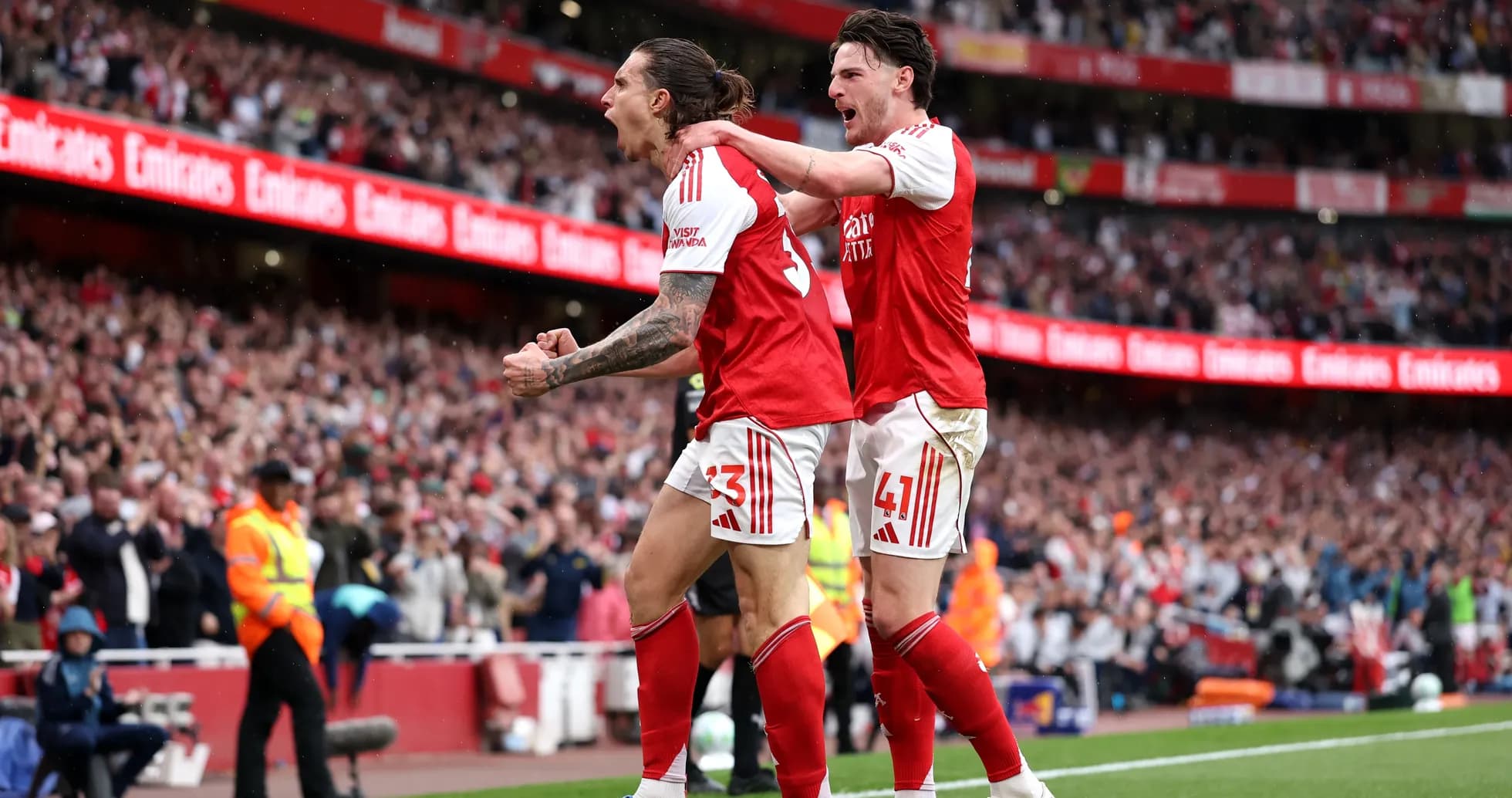 Игроки Arsenal празднуют гол на стадионе