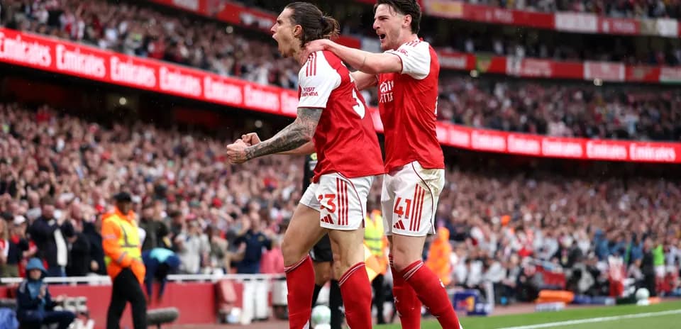 Игроки Arsenal празднуют гол на стадионе