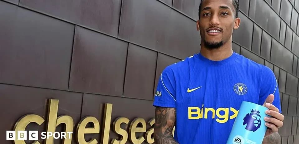 Игрок в синей форме Chelsea с наградой Premier League